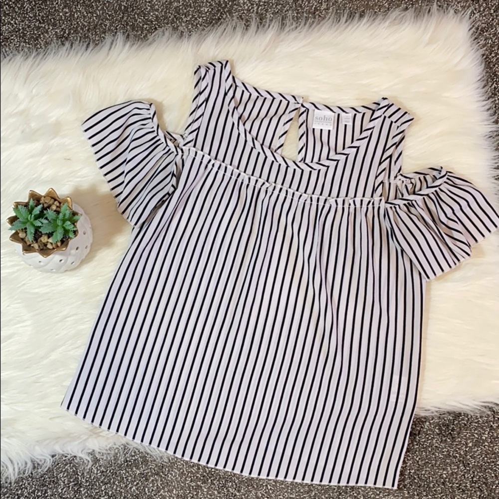 New York & Company cold shoulder top